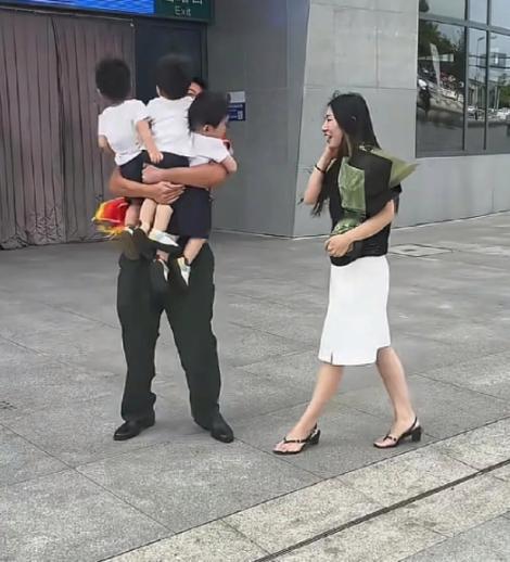 三胞胎扑向退役军爸的视频火了，为什么军人回家能反复冲上热搜？评论区已经被＂看哭