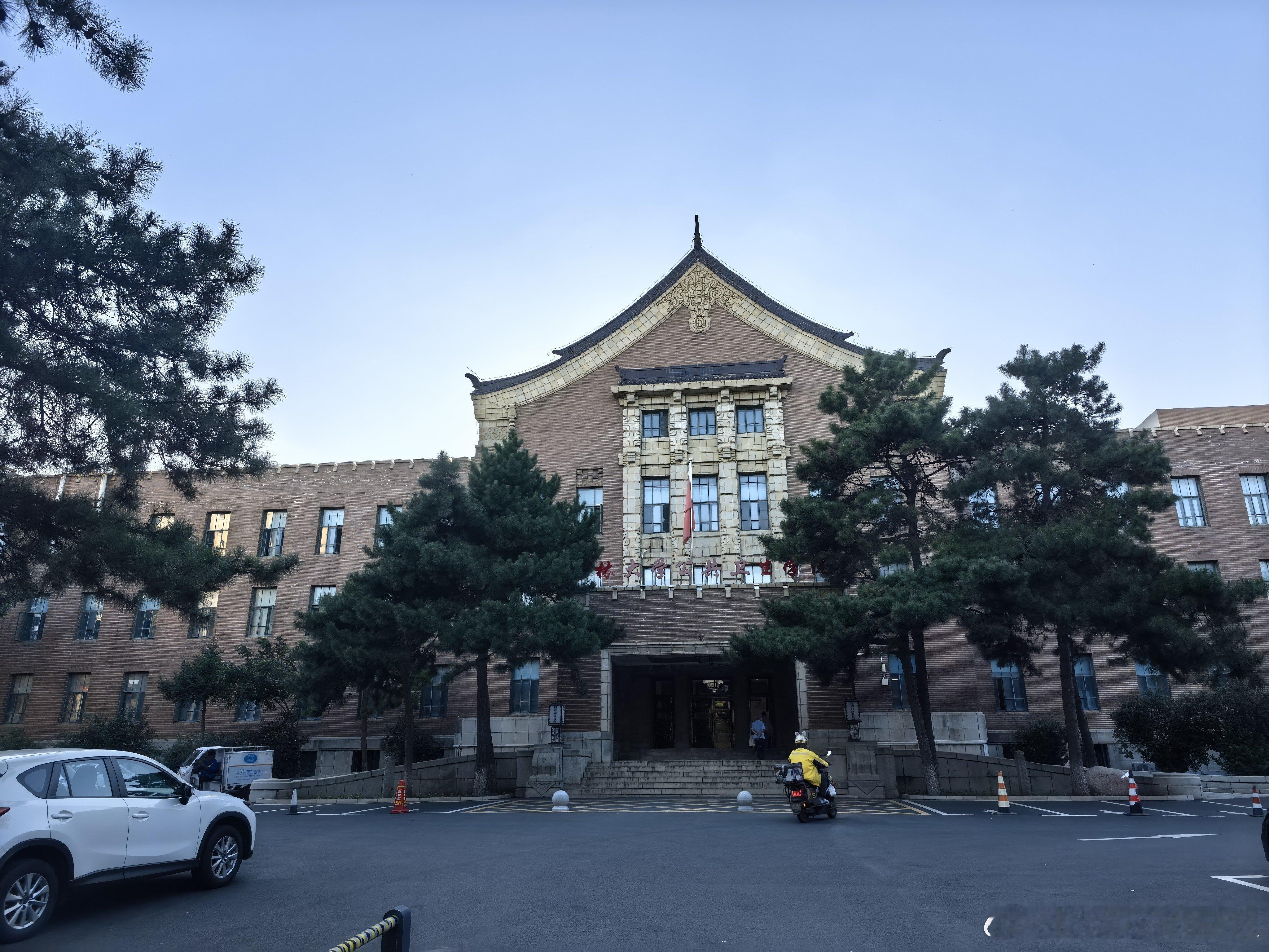 最近去过的省会城市，比如武汉，广州等等，大学、医院是当地繁华街景的一大特色。不过