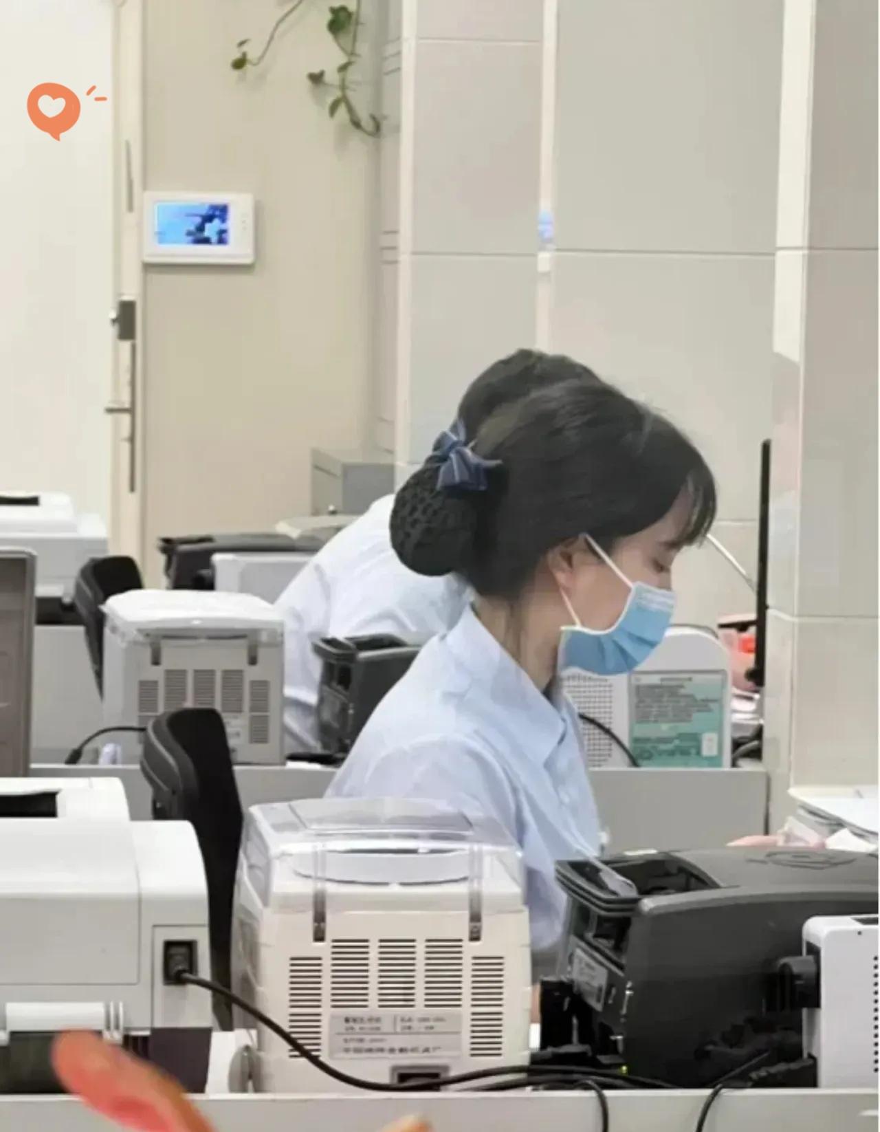 银行工作满4年的表妹，昨天特意跟我分享了她的存款心得：手头若有十来万存款，千万别