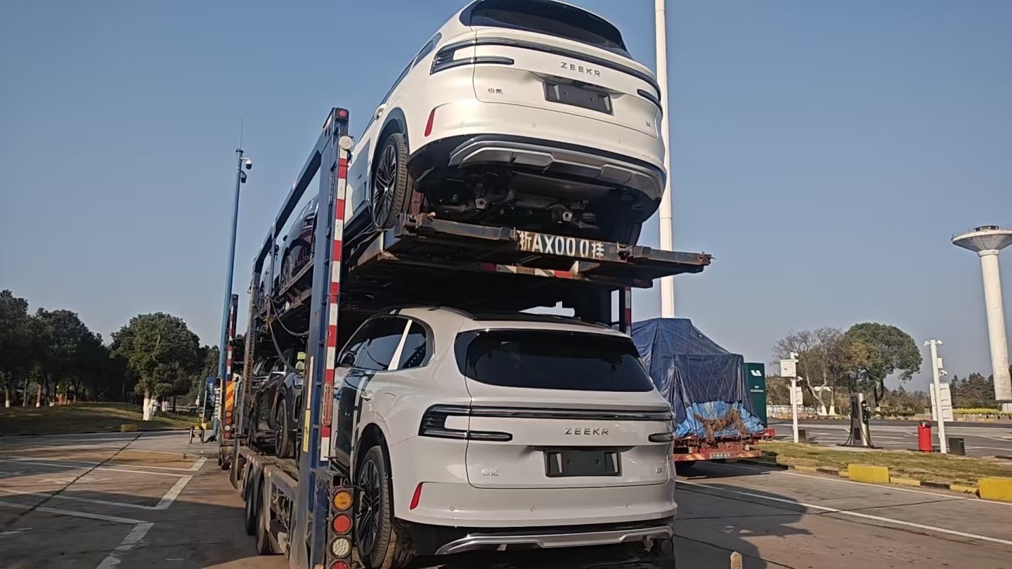 很多人说极氪8X预售价定高了，我觉得不高，隔壁极氪9X已经被验证是畅销车，你是老