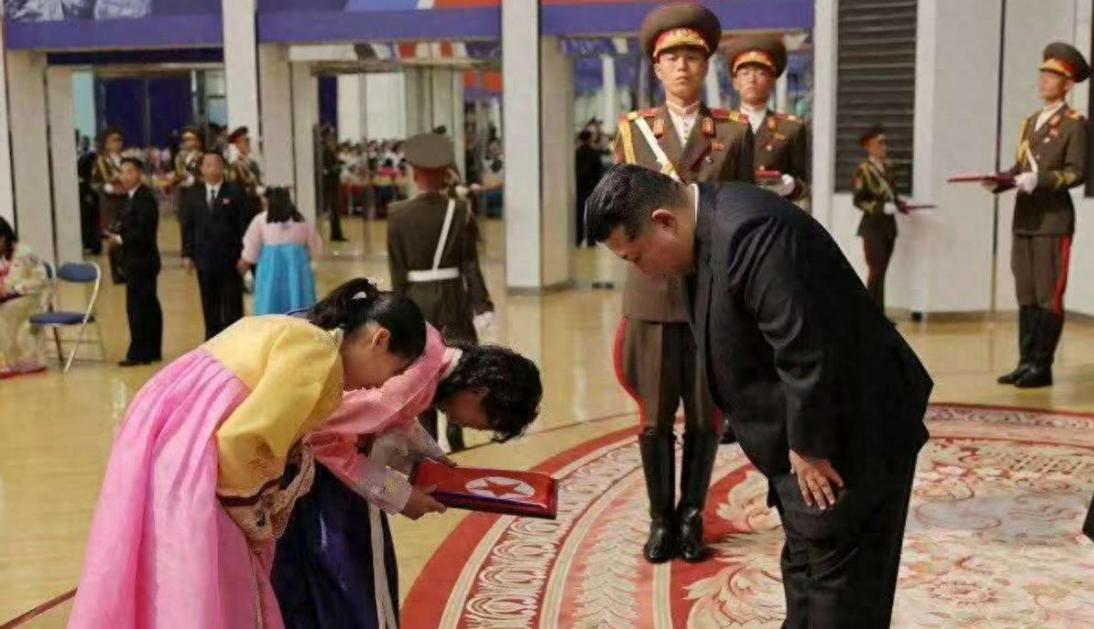 金正恩要来中国了！据韩联社的消息称，金正恩将在今日搭乘火车专列来北京参加阅兵仪