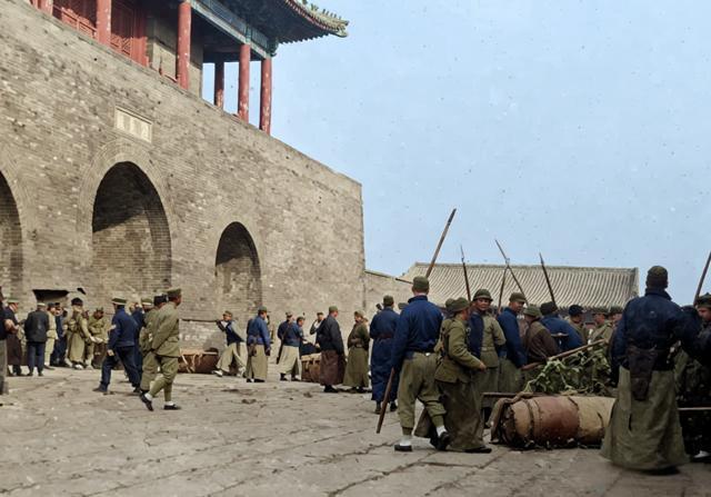 1924年，紫禁城神武门前，厚重的宫墙拱门还凝着昔日禁苑的威严，却已被持械的冯玉