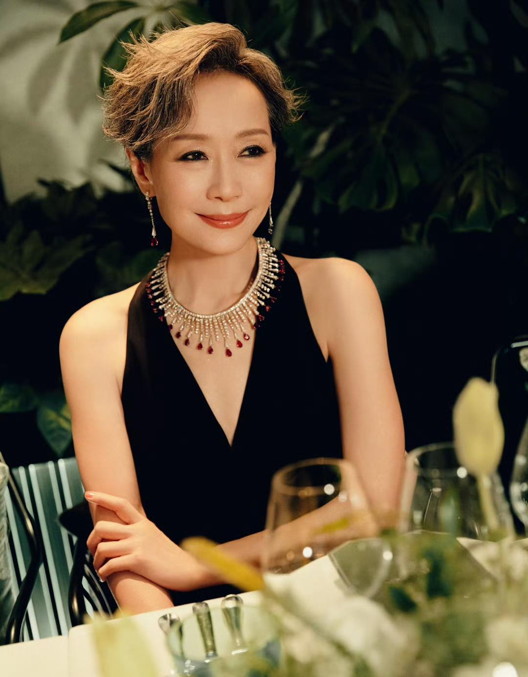 叶童被Boucheron宝诗龙邀请参加活动，她的这一场流光溢彩珠宝之旅，美翻天了