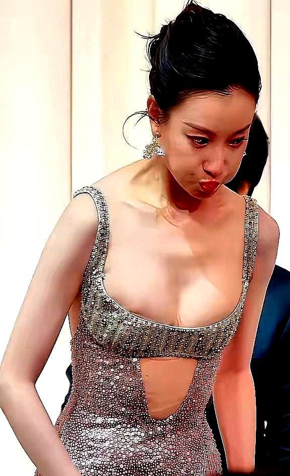 韩娱对女性的着装要求，从来都是两套标准。去年9月HYBE新人男团签售会上，女