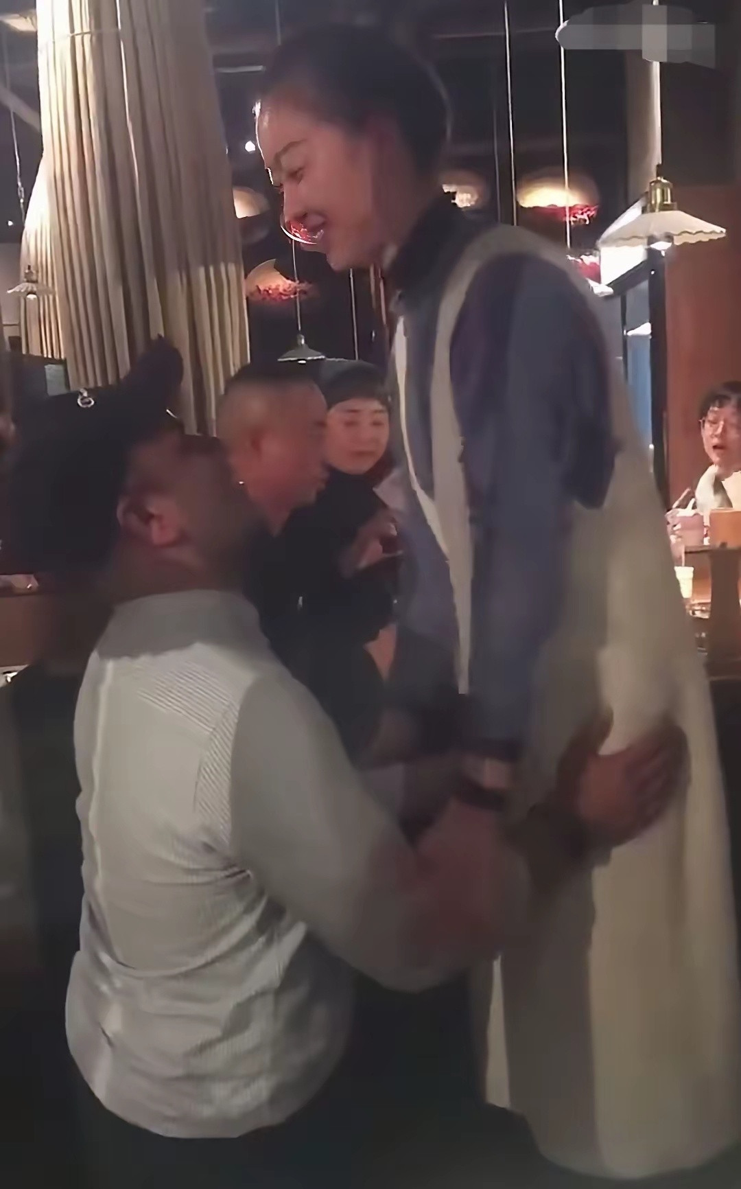 阿三哥向中国女朋友求婚，女朋友被感动的热泪盈眶！
