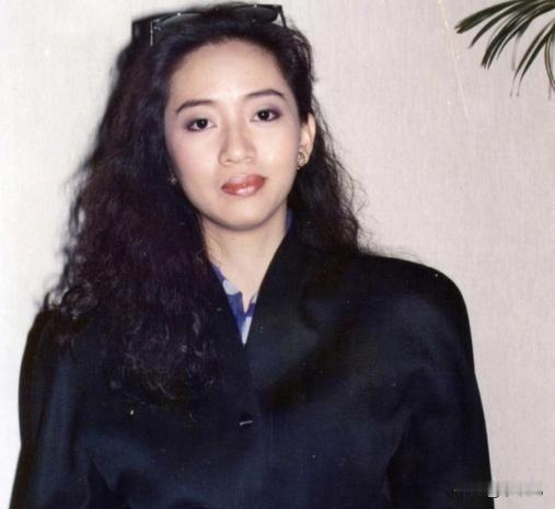 关注我有个疑问，为啥有人偷梅艳芳的骨灰啊？梅艳芳去世二十多年了，骨灰安放