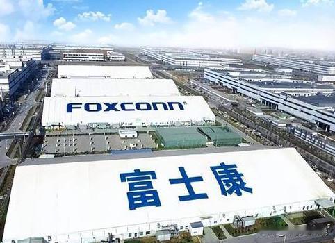 富士康崩得太突然，郭台铭当年恐怕绝没料到，曾经大陆工厂灯火通明的代工巨头，如今会
