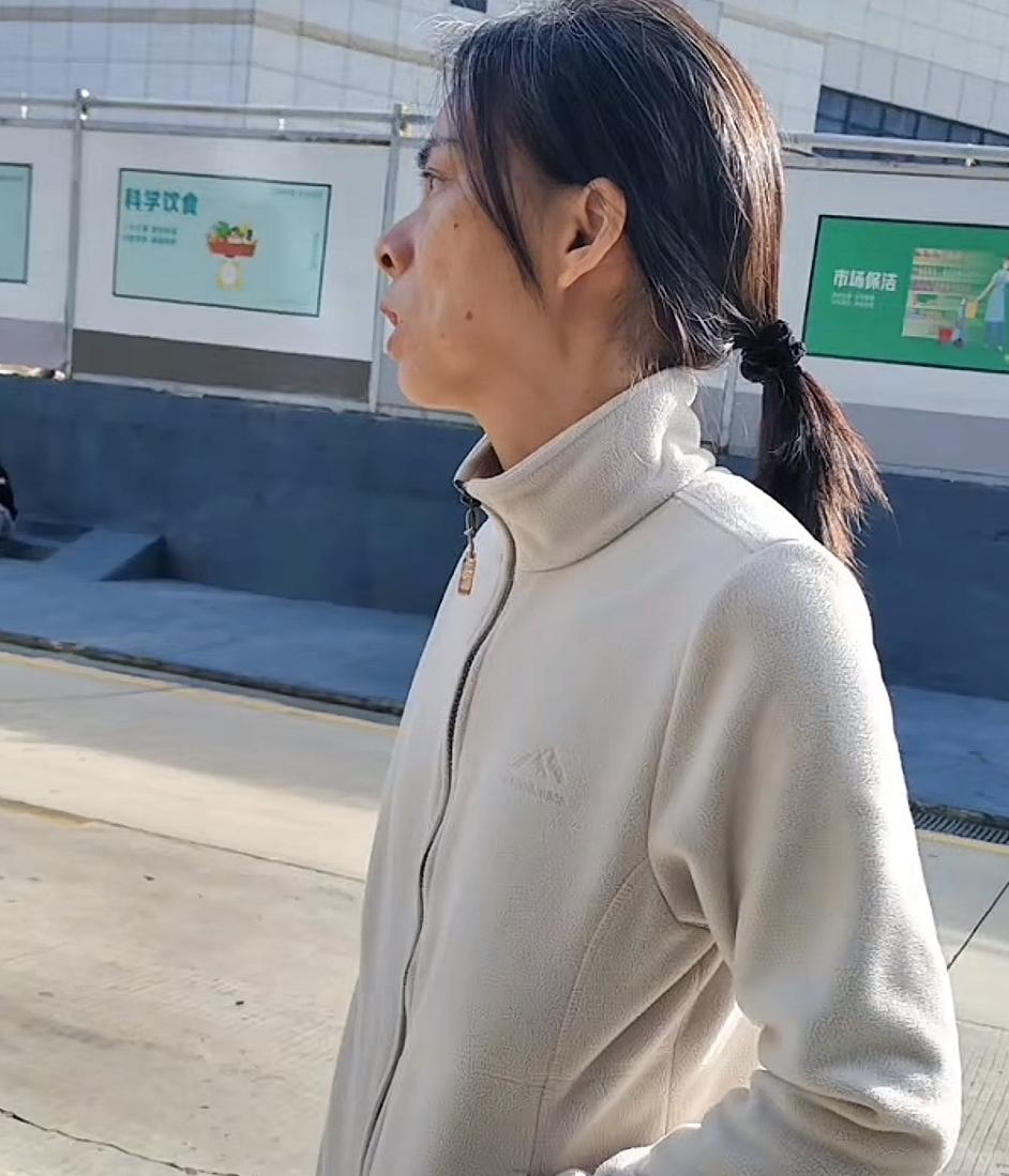 优优妈妈真的好瘦优优妈妈去看优优，对着优优说：妈妈没想到最危险的时候，是自己家