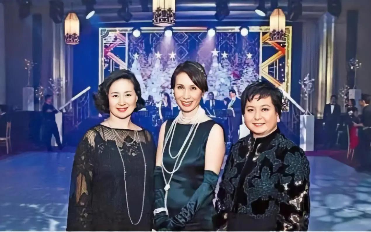 赌王二太蓝琼缨的三个女儿同框：长女何超琼龙眉凤目，珠光玉色；次女何超凤珠围翠