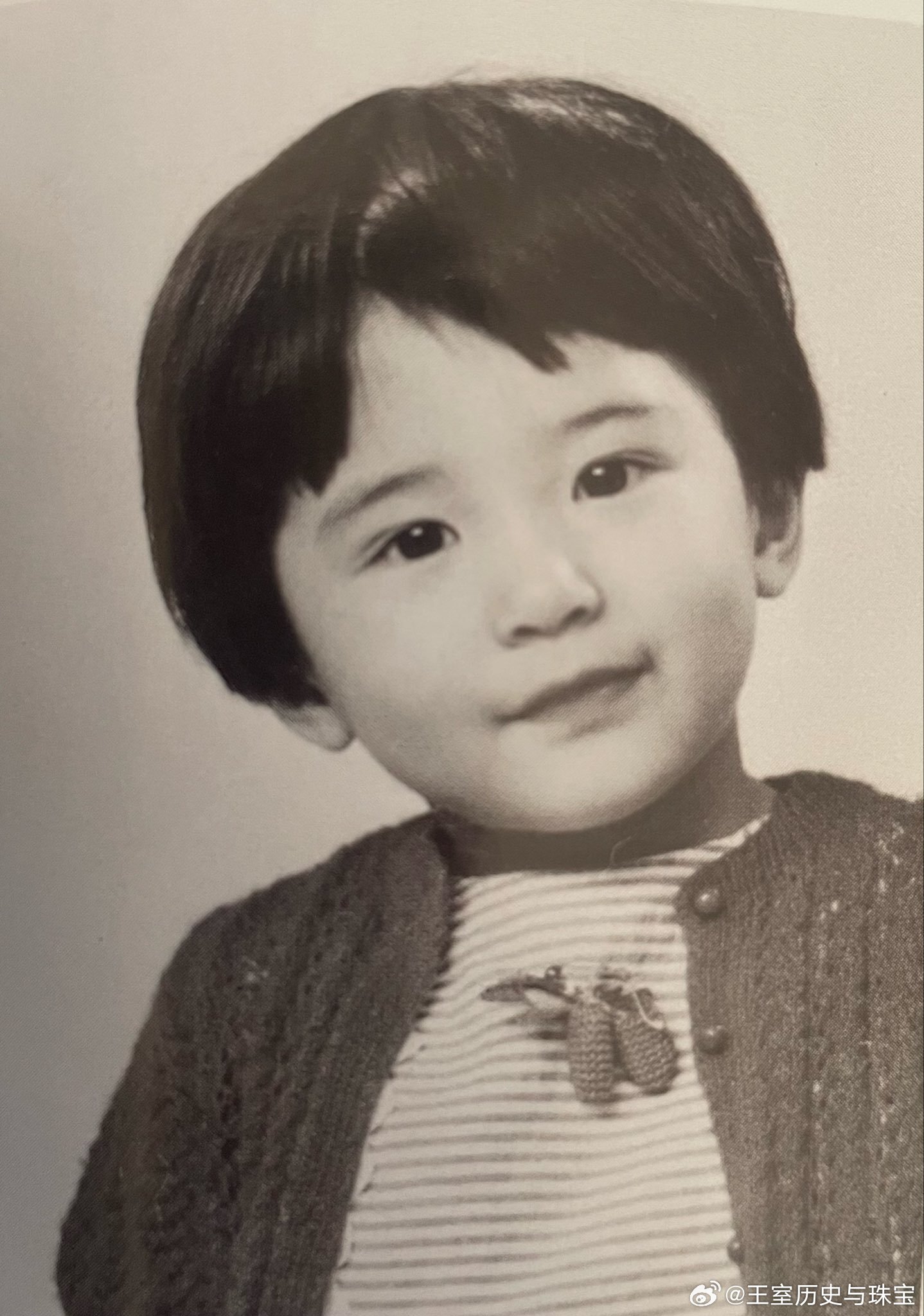 老照片分享两张在twitter看到的日本皇后雅子的老照片，图1是雅子的童年照，