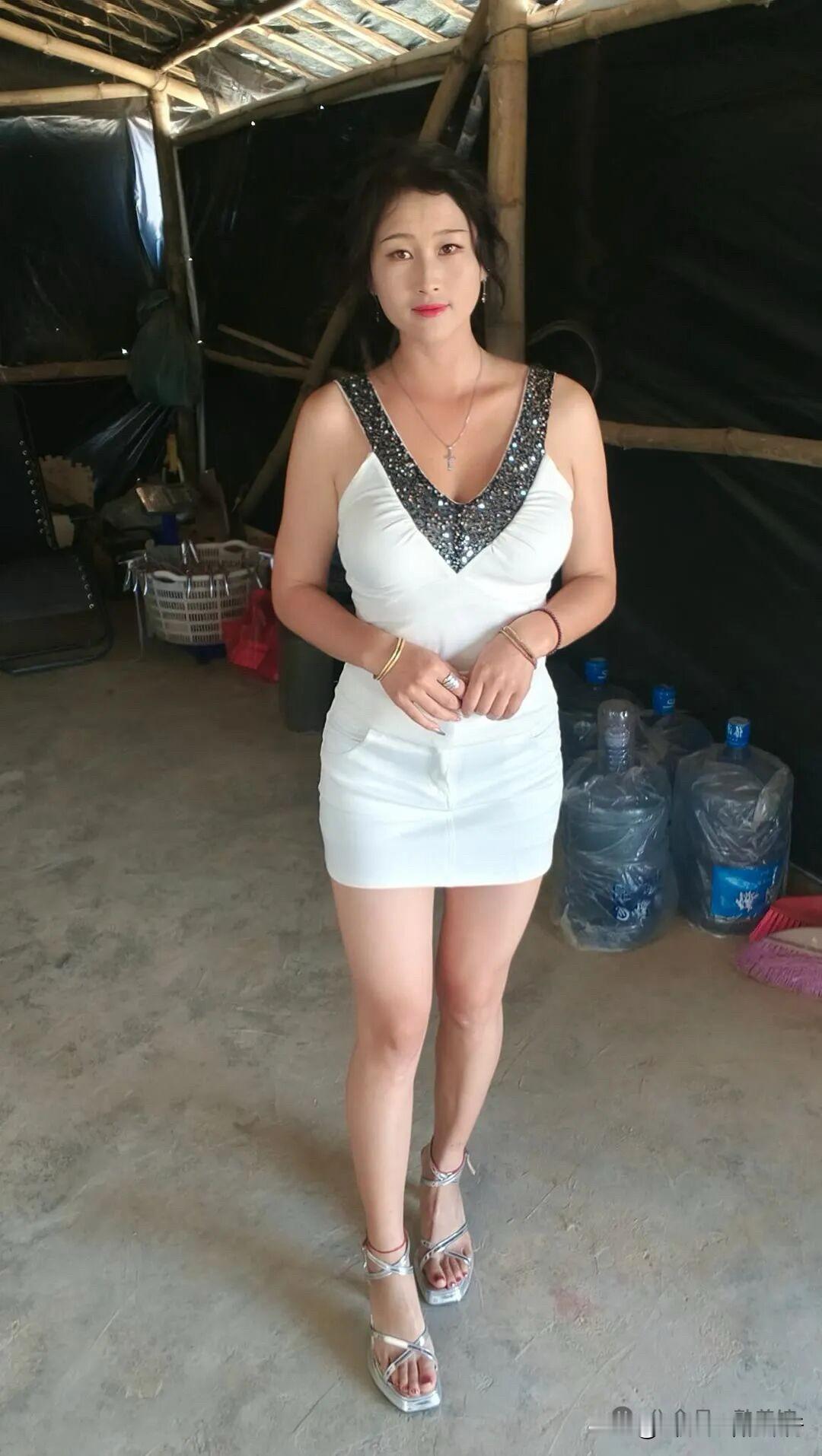 白裙缀满碎钻似的光，银鞋踩着随性的风，在粗粝背景里，也能漾出优雅的浪。亮片与绸