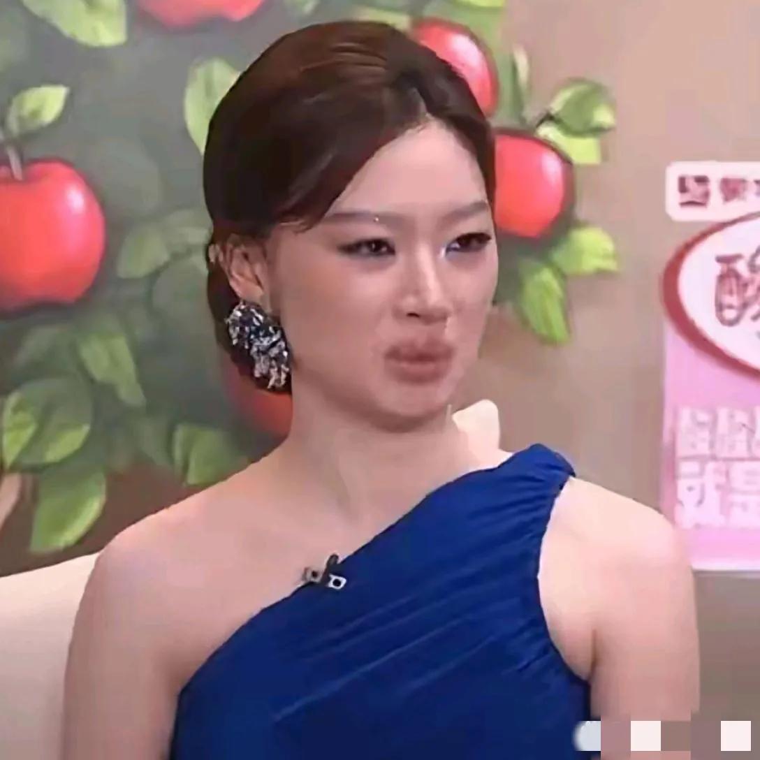 镜头中的单依纯发型不够给力呀，宛如戴着一顶假发，表情僵硬痛苦，目光疏离空洞，尤其