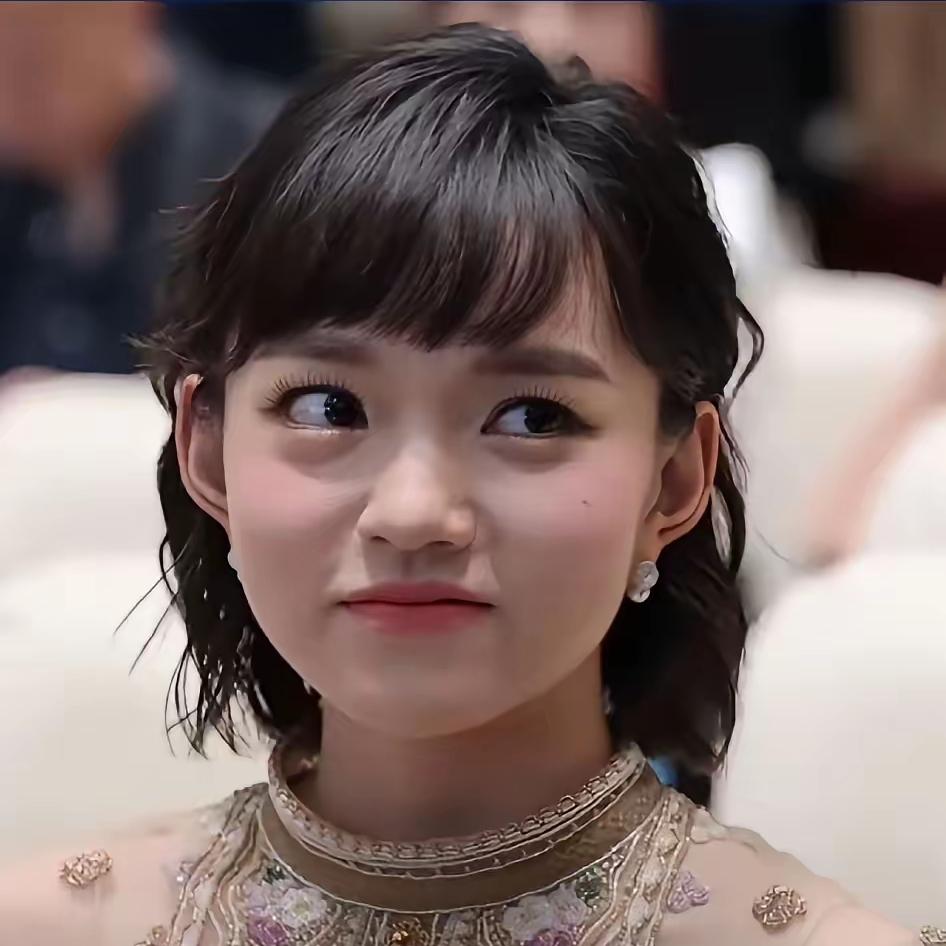 国际影后兰西雅，大家越看越眼熟，但就是没人敢把那层窗户纸捅破。说她像谁吧，又怕说