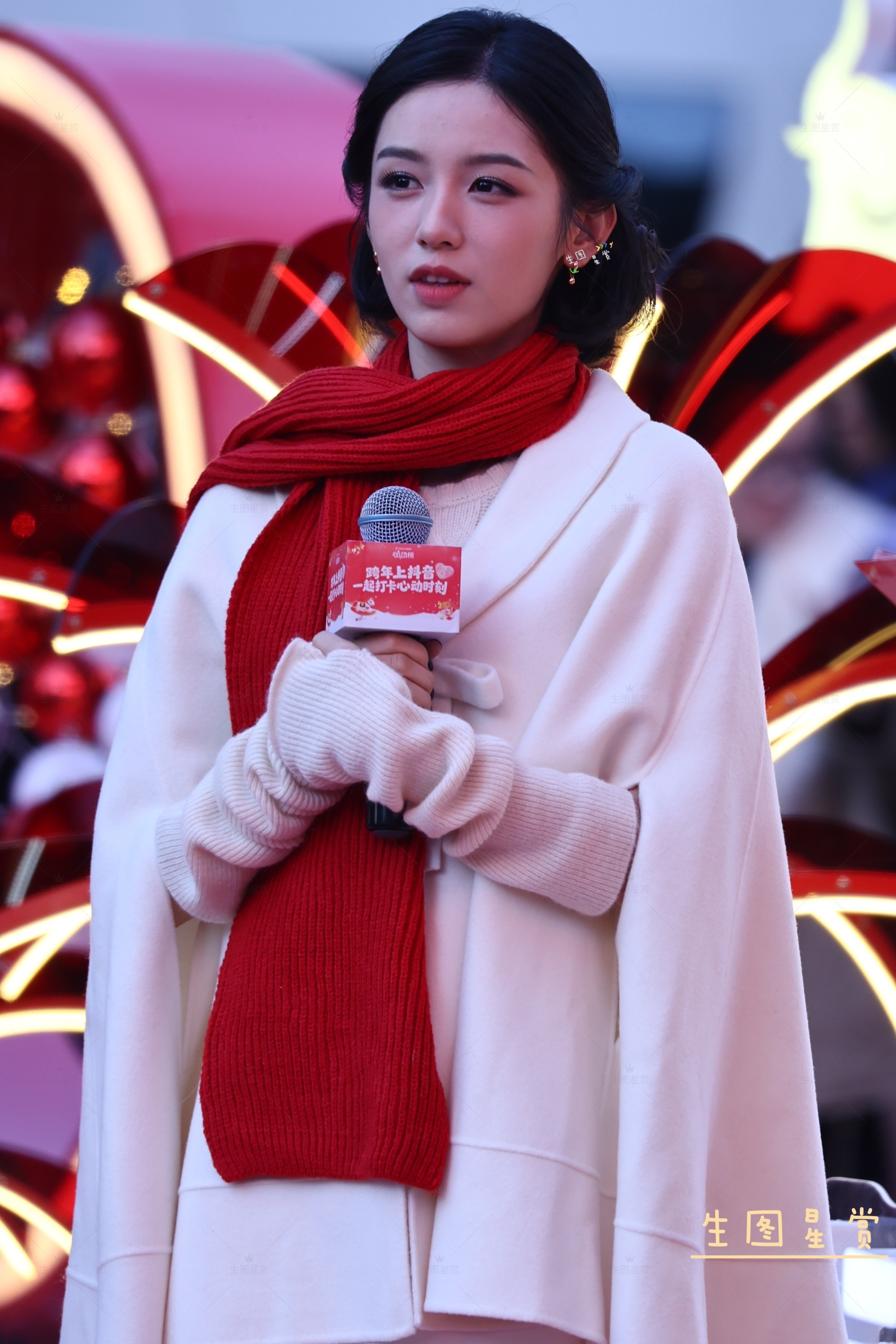 周也南京跨年季见面会也子的笑容完全明媚了这个冬天周也白衣红围巾造型周也
