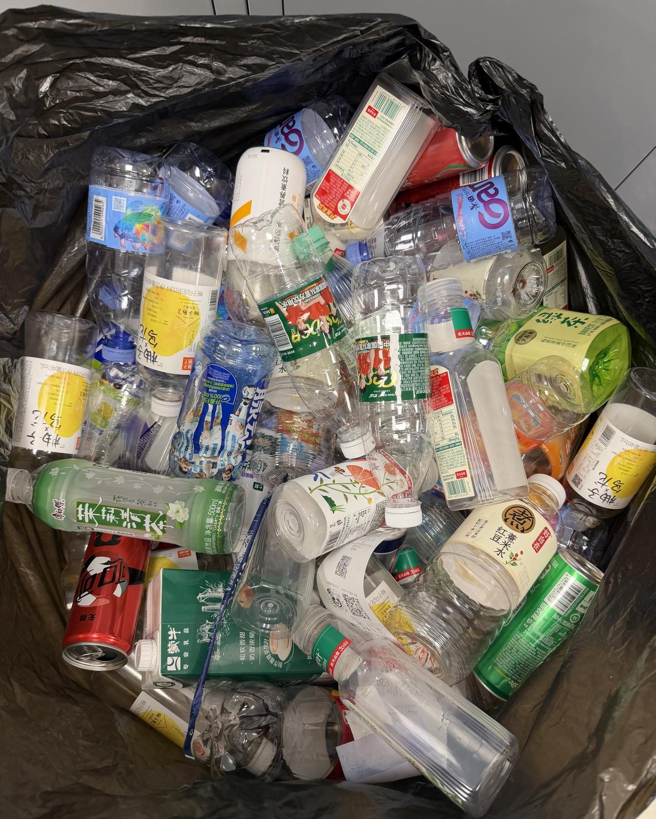 50岁的阿姨去一家公司面试清洁工，老板问她以前在公司干过清洁工没有，清洁工说干过
