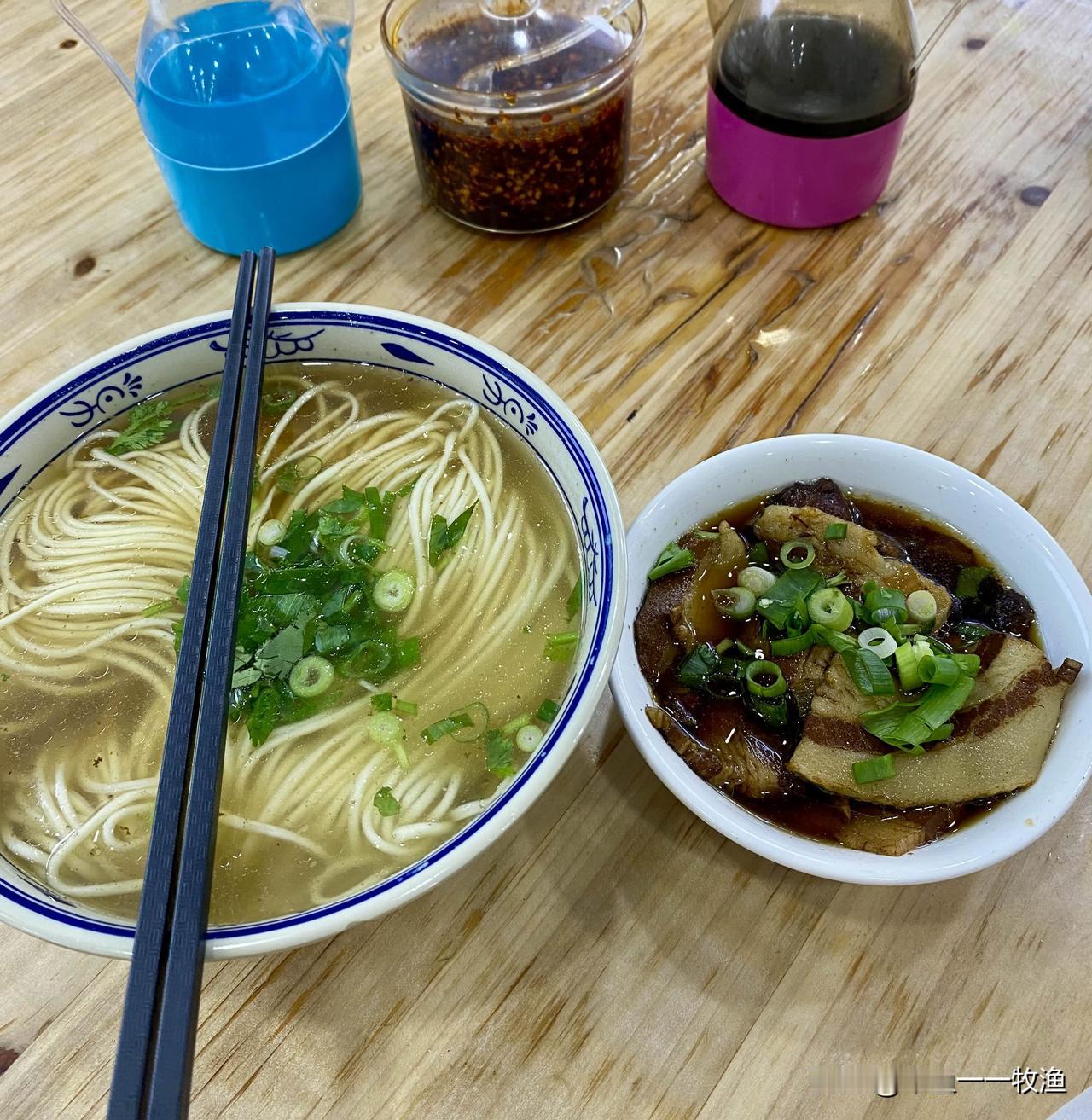 我十年没有吃拉面了。今天中午路过大连长春路，看到路边“清X拉面”的招牌，店里面人