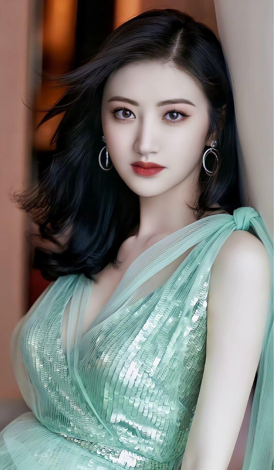 笑话：女：我们不合适，分手吧！男：好！我们一起付款买的车怎么办？女：车在我名下，