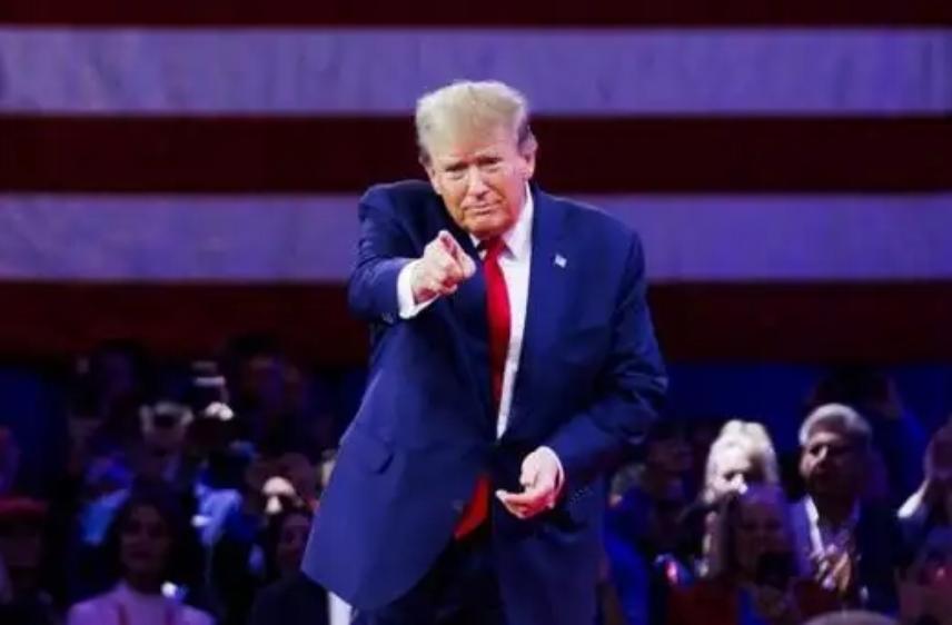 我们必须承认，美国是一个政治高手，他既善于打意识形态牌，也善于打战争牌。美国围堵