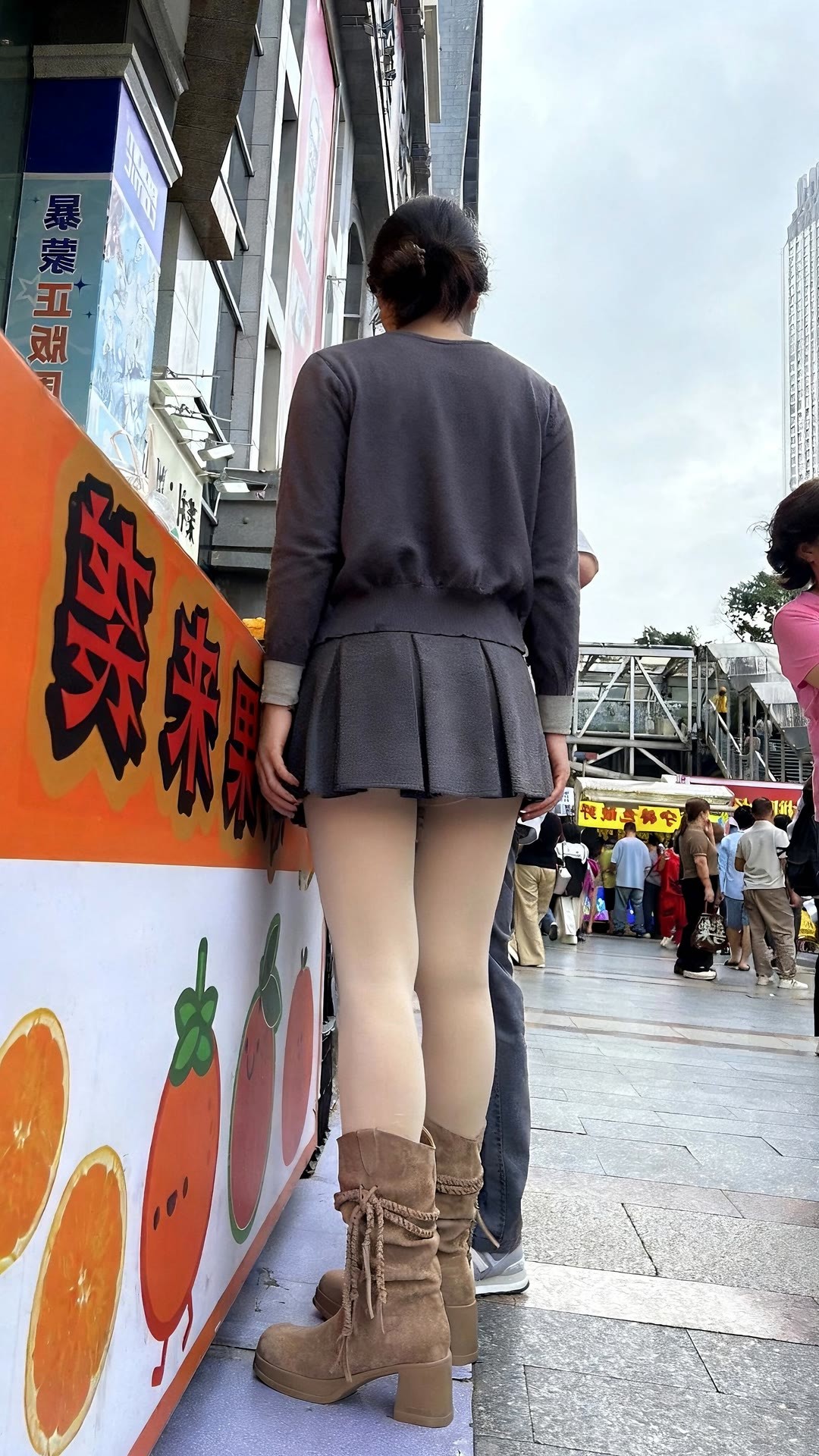 这光腿神器才是秋冬穿搭‘隐形buff’——配短靴、搭灰裙，清透不假白，保暖还显瘦