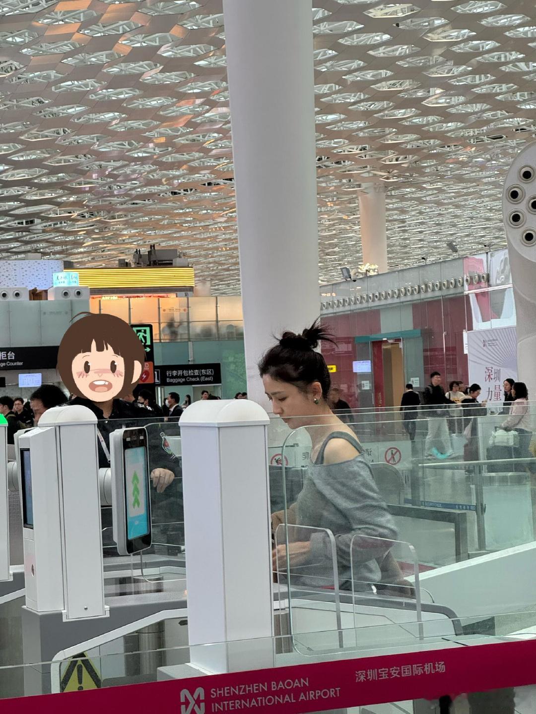 深圳机场偶遇佟丽娅网友深圳机场偶遇佟丽娅网友深圳机场偶遇佟丽娅，灰色系舒服又耐