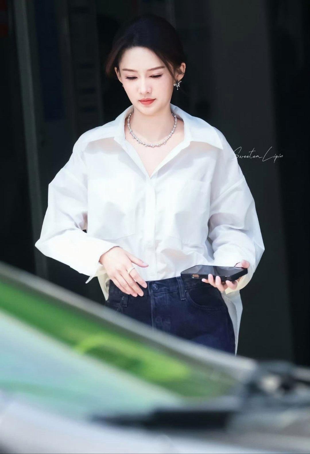 李沁一点班味没有，气质好，简单穿搭也超美。​​​