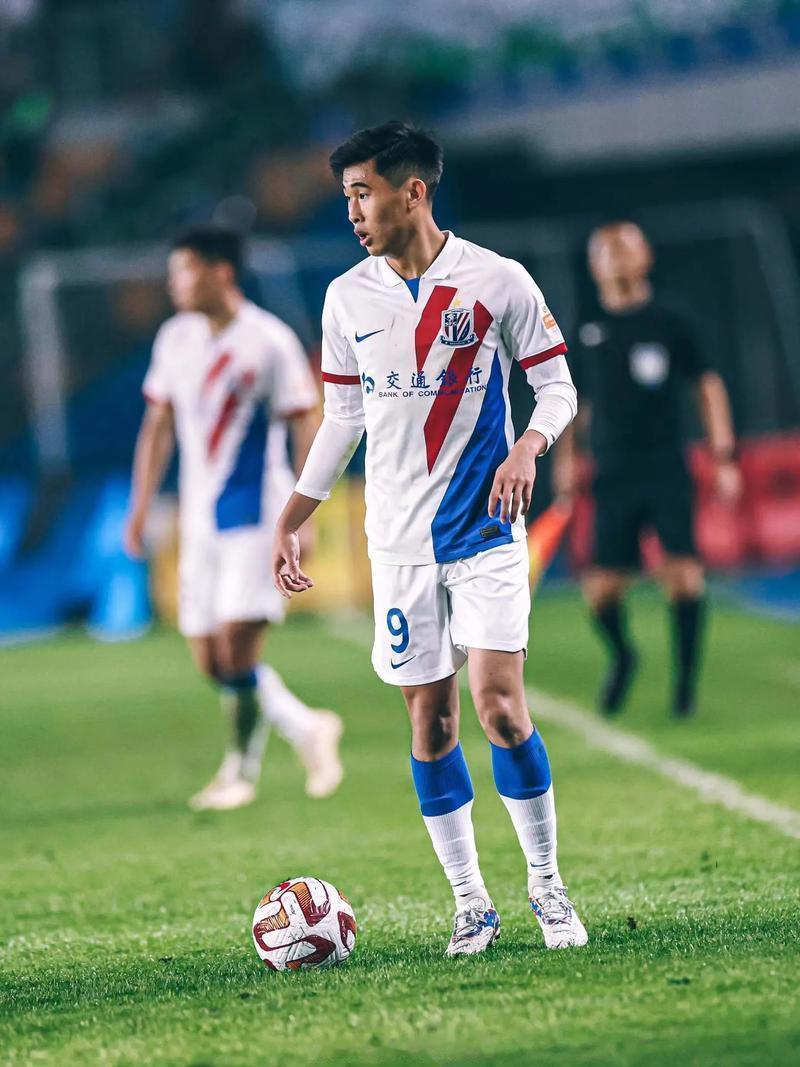 申花又一位顶级球员离队！说明本赛季申花板凳深度太厚了！他就是戴伟浚正式加盟深圳新