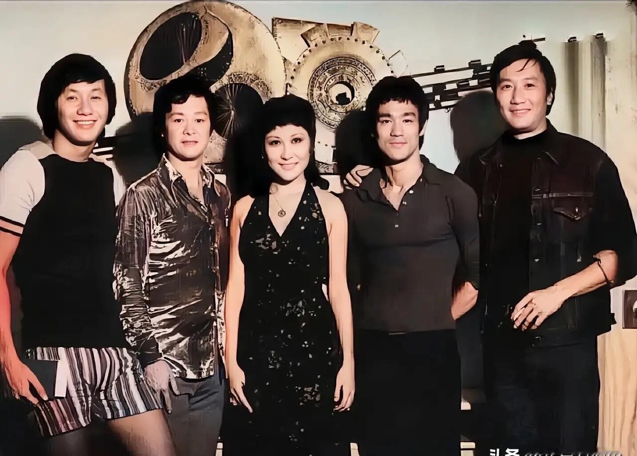 1972年，众星璀璨定格瞬间。镜头里五个人的站位藏着半个娱乐圈的秘密，有人拳