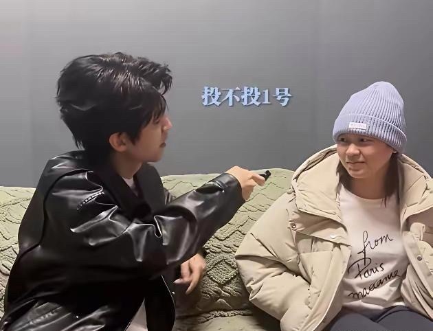 全红婵真的太喜欢王俊凯了，看话剧追到幕后，还一起打闹起来，更是站在凳子上领起来王