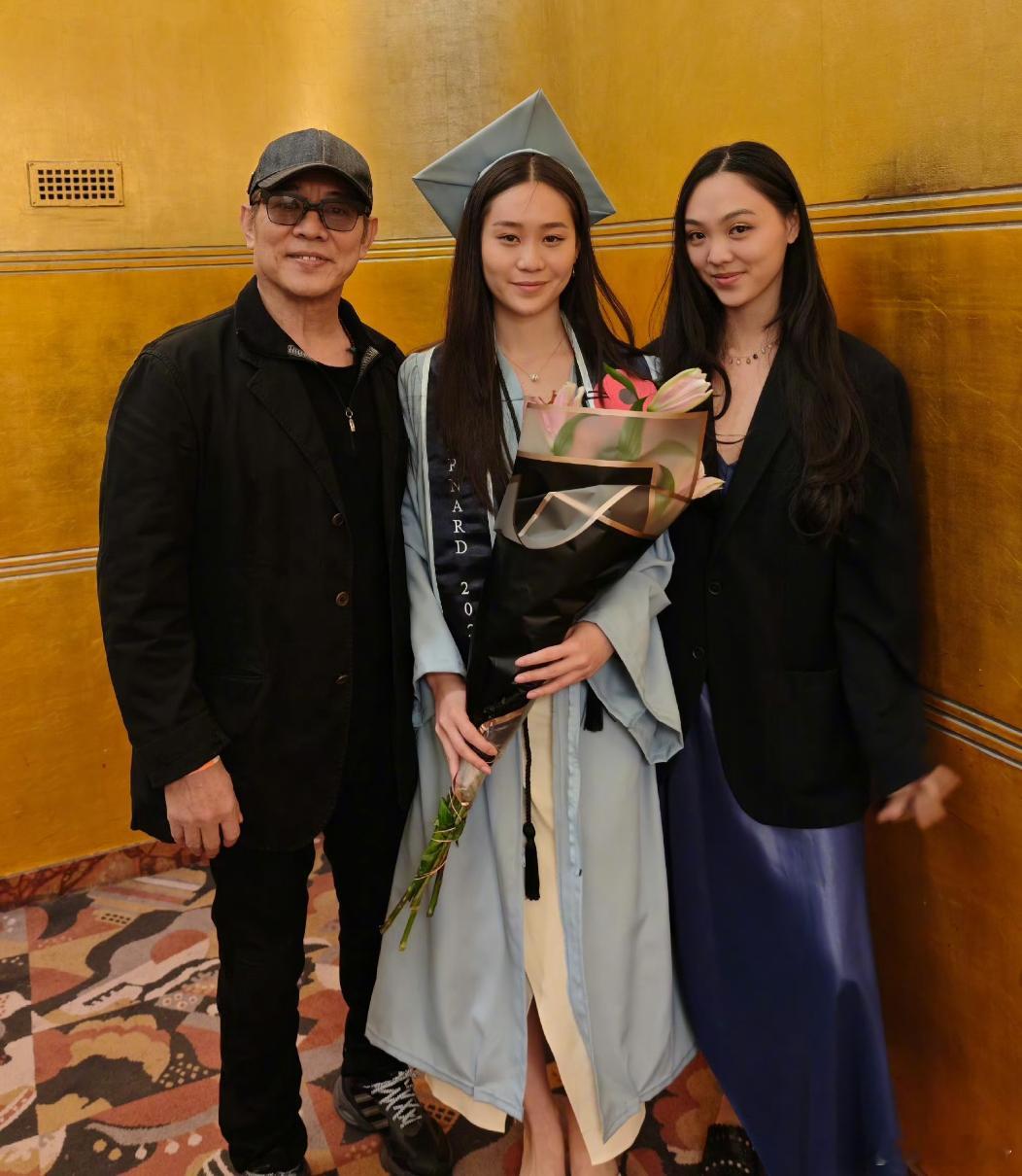 李连杰小女儿也大学毕业了，长的像妈妈，身材丰满颜值抢镜！​​​