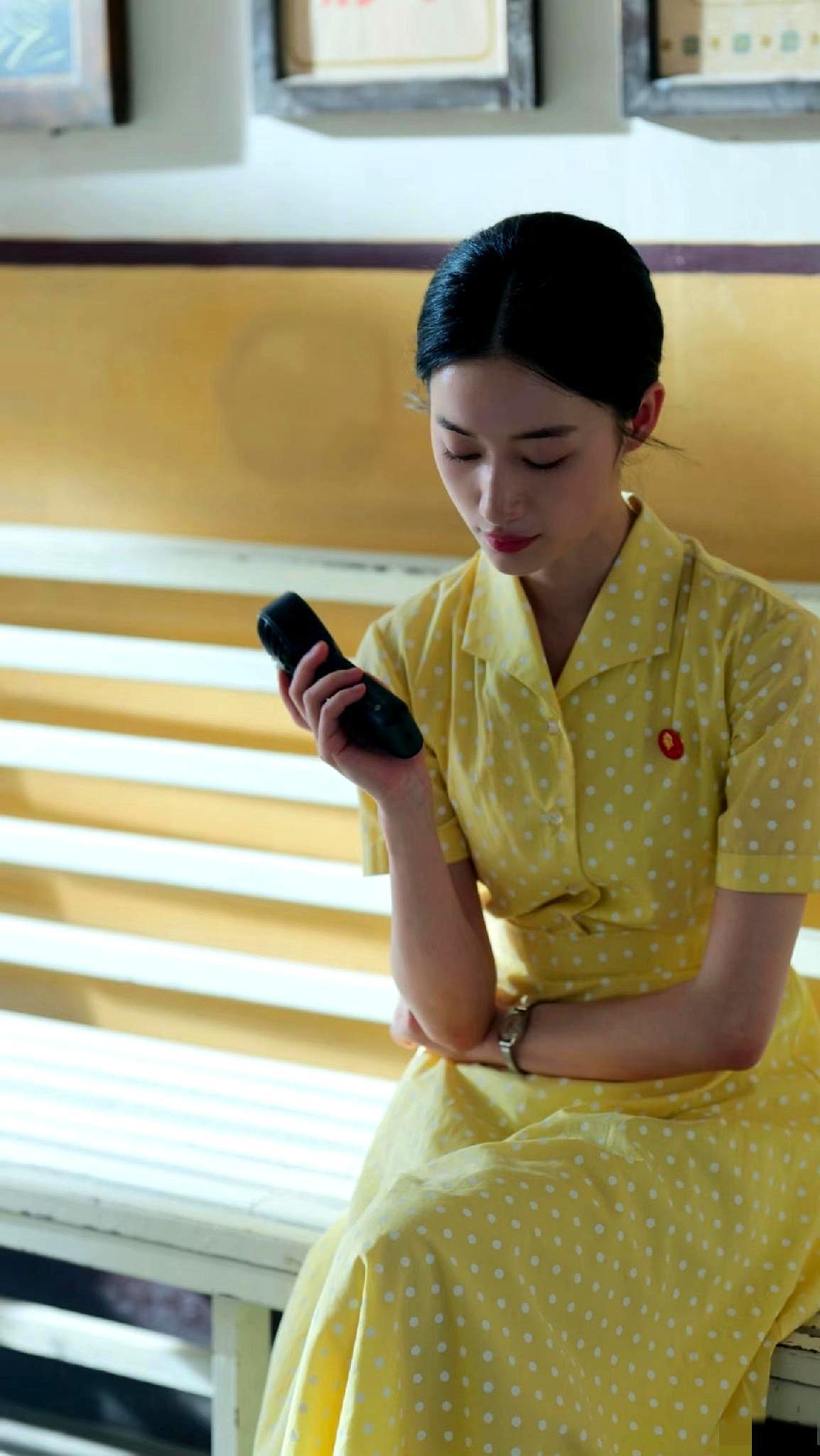 真别小看郭晓婷这条黄裙子，你未来婆婆看到，能当场把传家宝塞你手里。头发梳得