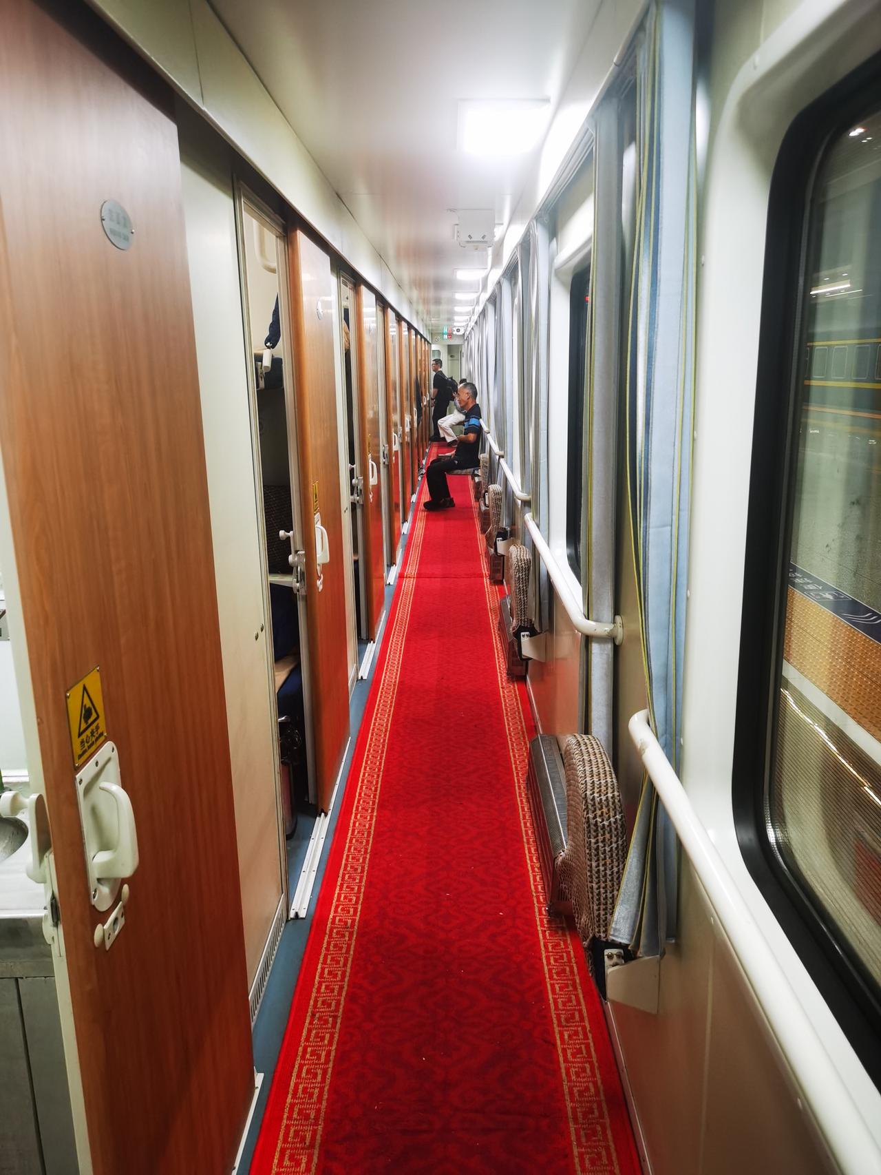 为何绿皮车票比高铁车票更紧俏？在高铁备受青睐的当下，人们出行往往会选择乘坐高