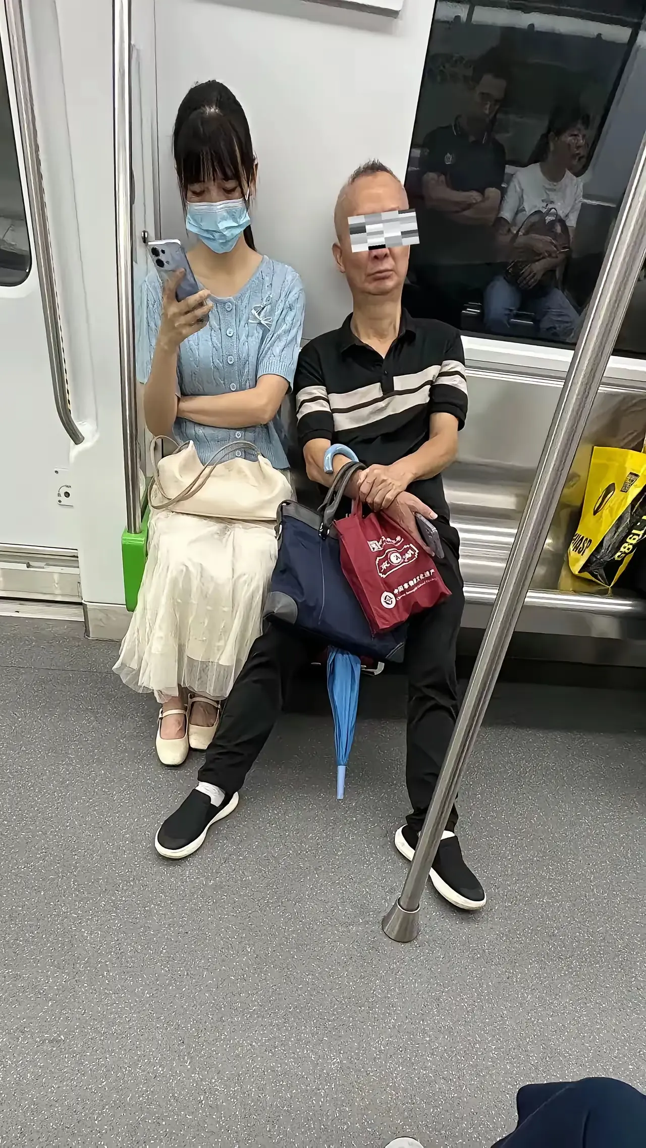坐地铁遇到这样的，离得远远的就好