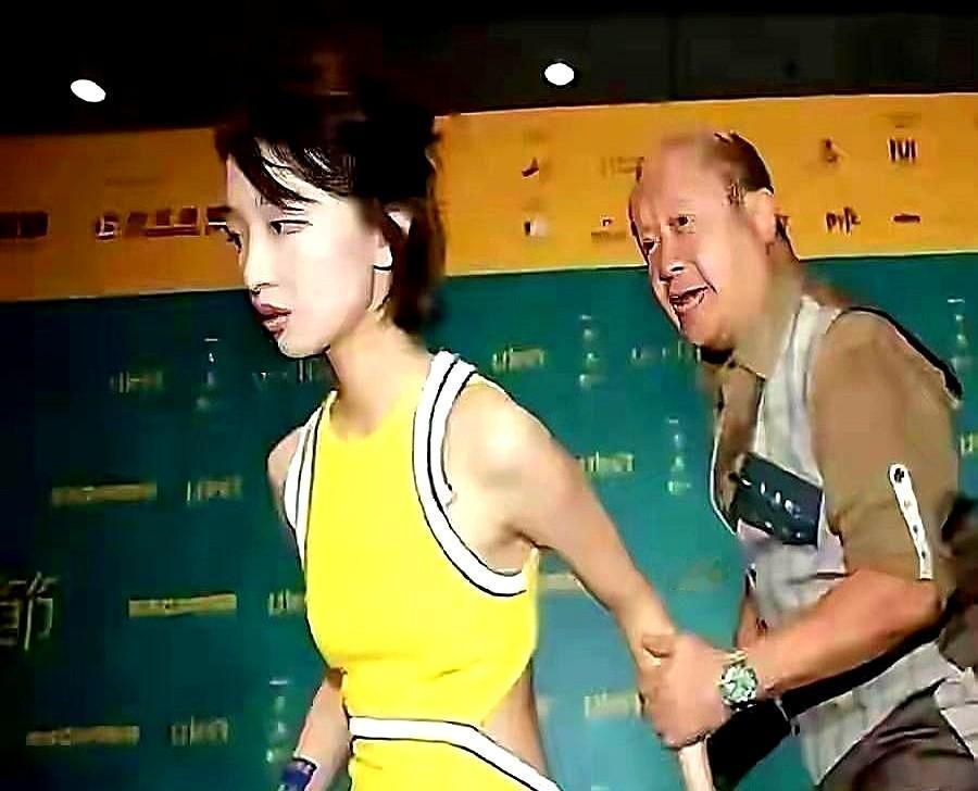 那一下拽胳膊，拽出了十年的规矩。2015年没人敢说“不行”，她没哭没闹，只是冷