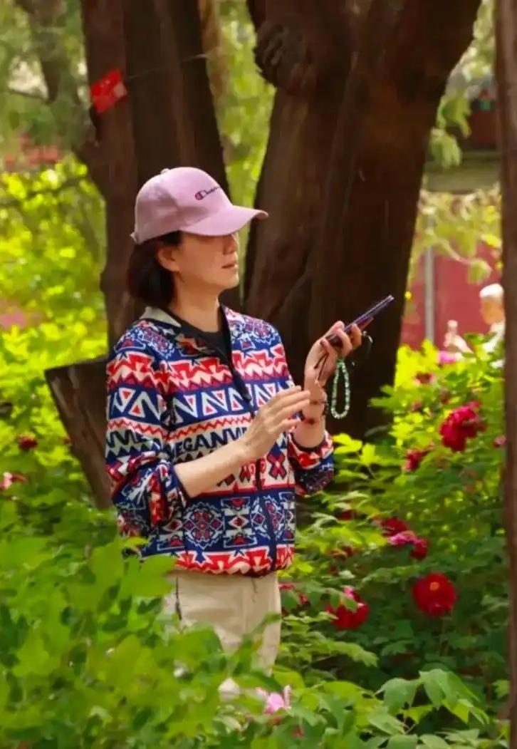 偶遇，看到了著名新闻主播李修平，比退休前还年轻漂亮…李修平身高