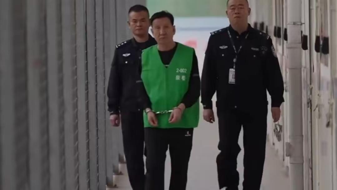 魏榕三叔魏怀仁为什么不和白应苍关在一个看所？首先深看二所把魏怀仁和白应苍分开关