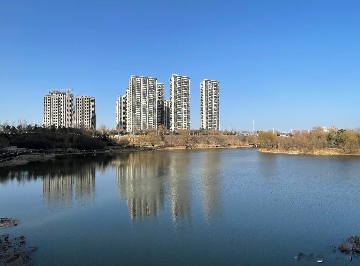 班上前十名，竟有六个是教师子女。他们的优势，根本不是天生聪明。别的家庭晚