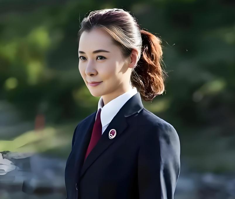 高启强够不够格，跟陆亦可学一下英语？咱就这么讲吧！陆亦可有个追求者叫赵东来，