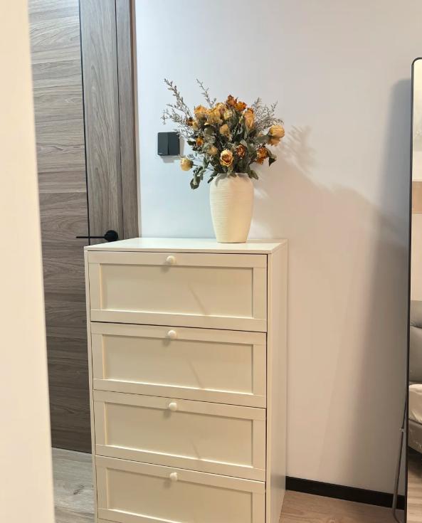 花2万买的真皮沙发，坐了半年就起皮！找商家理论，他说“真皮要保养，你懂不懂？”我