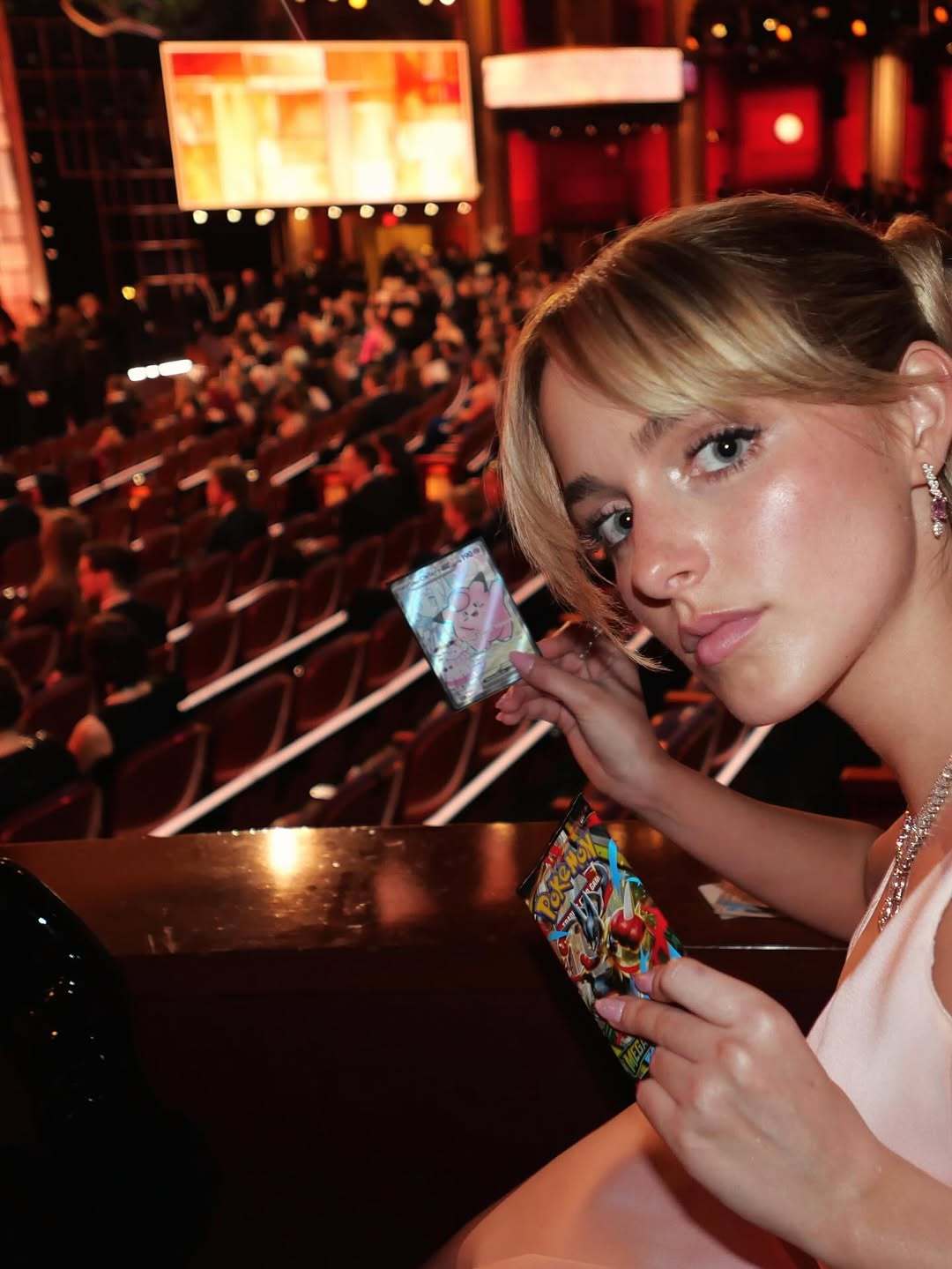 小情侣麦肯娜·格瑞丝&梅森·泰晤士分享奥斯卡自拍照💞