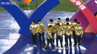 泰州队领奖服金光闪闪泰州队有备而来好好好，准备工作做足了这是！一黑到底的泰州队