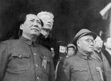 1932年秋，毛泽东在瑞金第一次见到刘伯承，看着他独眼蒙纱，身上有伤，却穿得整齐