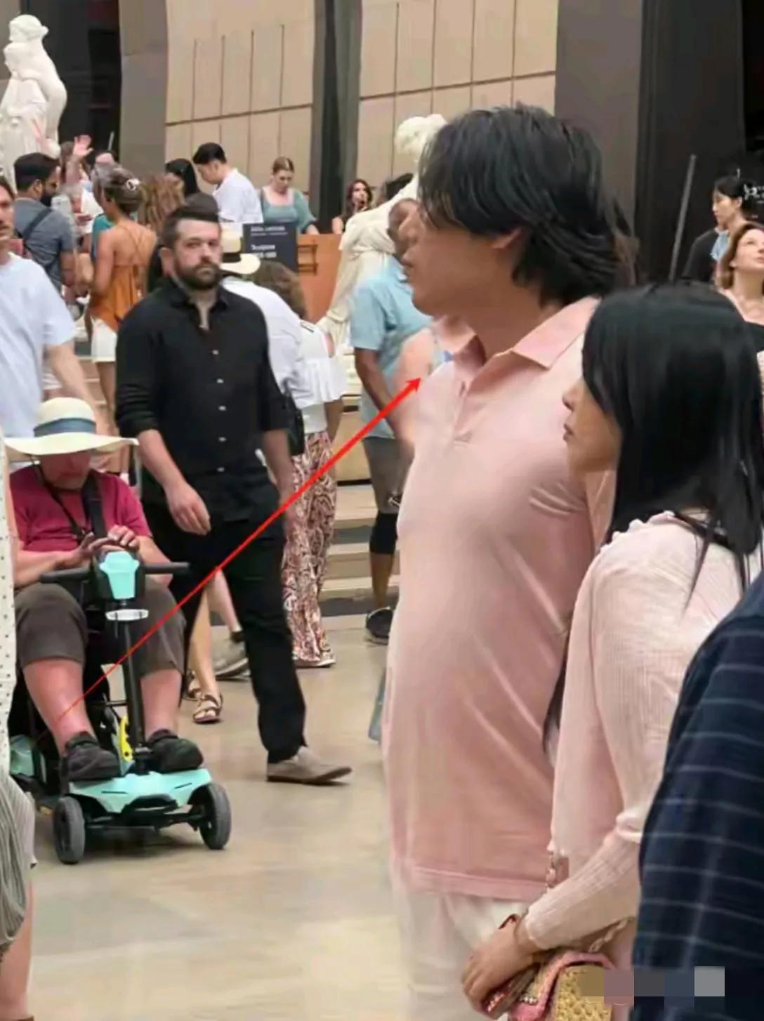 哇塞，秦昊这是一点儿身材管理都不做了吗？体型臃肿，肚腩凸出，发型油腻，看上去比身