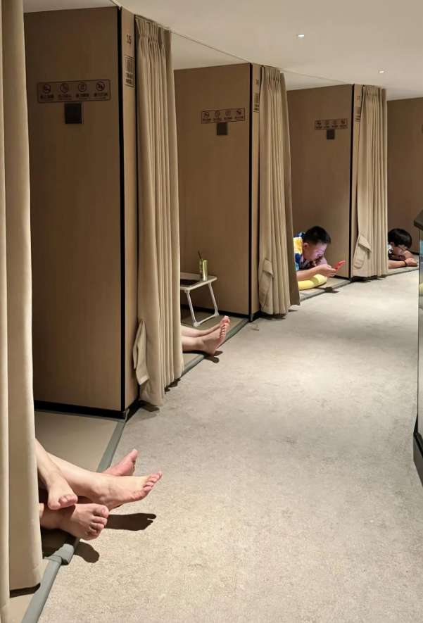 这是什么场合第三个第四个不会被熏到吗？