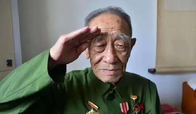 1973年，杨得志下乡看望老战友，却发现他重病没钱治疗，连忙询问是怎么回事，地方