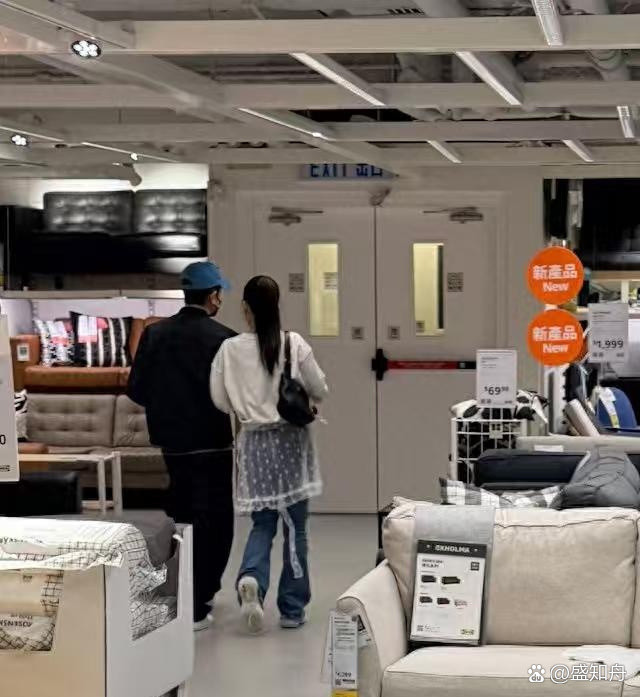 方‌媛陪郭富﻿‌城挑家具，全程‎基本‏都听郭富‍城的，难怪郭‎富城这么‎‎满意。毕竟两人相‌‏差﻿2