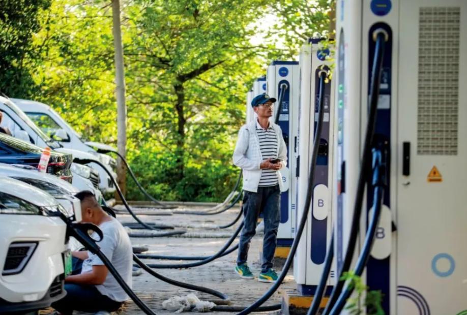 我上次去给车充电的时候就遇到了很麻烦的事情，我常去的那个充电站足足有100多个充