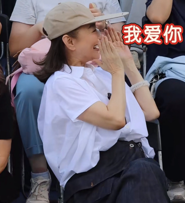 71岁林青霞现身江西，随性优雅风采依旧，和大家亲密互动毫无明星架子江西会昌戏