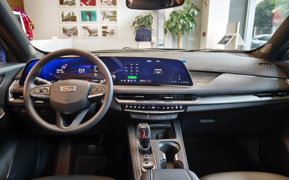 新款的凯迪拉克XT4终于使用上了这种联屏设计，内饰漂亮太多了，但是大家看一下后排