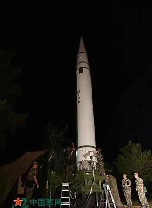 “15万颗钨珠，装进一枚东风-15？”这个流传的数字尚未得到可靠证实，但它点出了