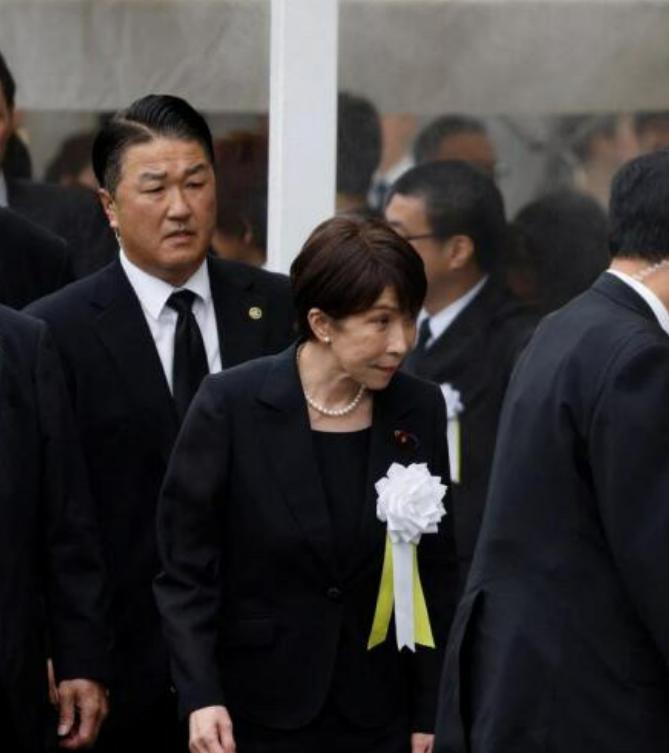 在日本宣布无条件投降81周年之际，日本首相高市早苗向臭名昭著的靖国神社供奉祭品外